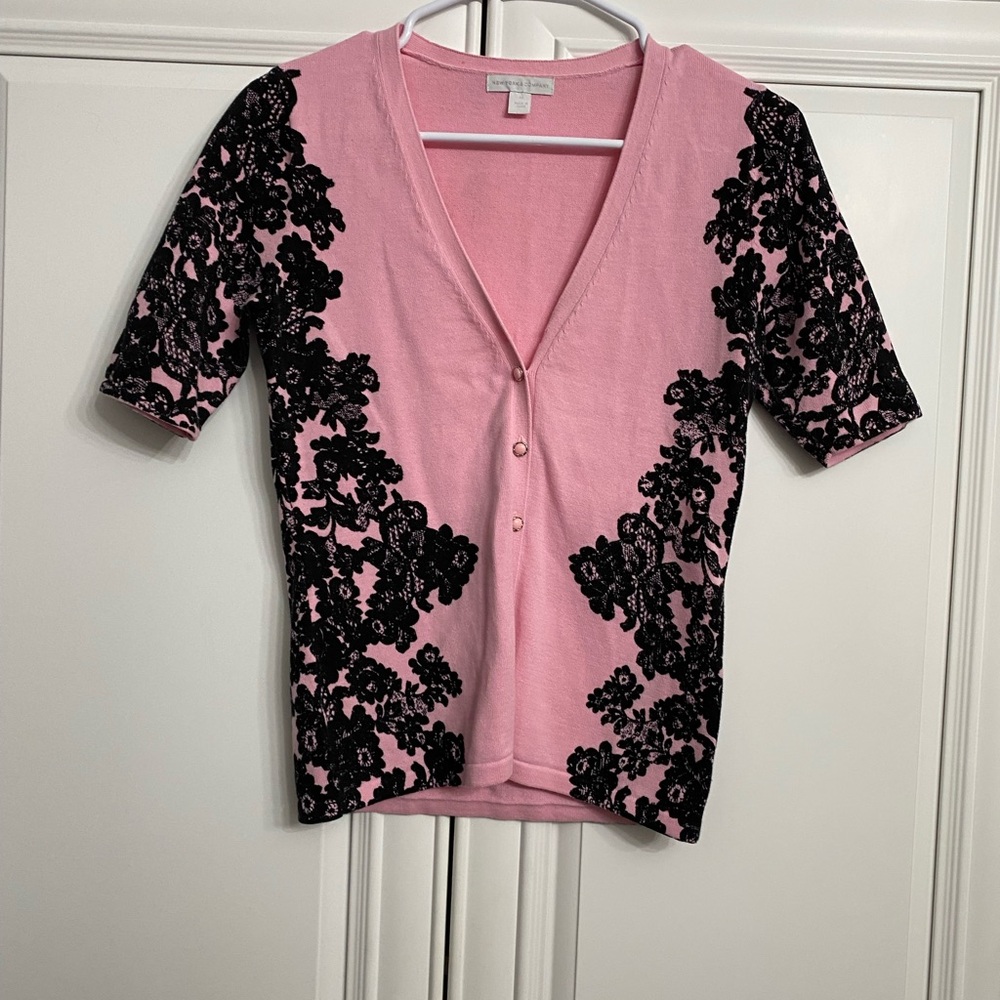 New York & Company X-Small Short Sleeve V Neck Pink w/Black on Sleeve Cardigan